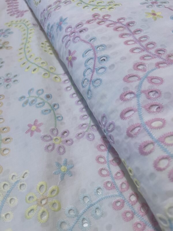 Broderie pastel