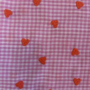 Coton imprimé cœurs brodés vichy rose